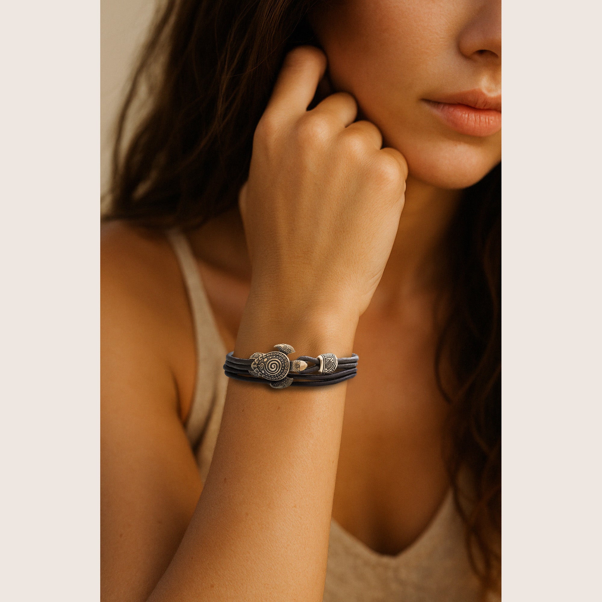 en:#color_black cord / Silver-plated bronze metal|de:#farbe_schwarzes Kabel / Versilbertes Bronzemetall|fr:#couleur_cordon noir / Métal bronze argenté