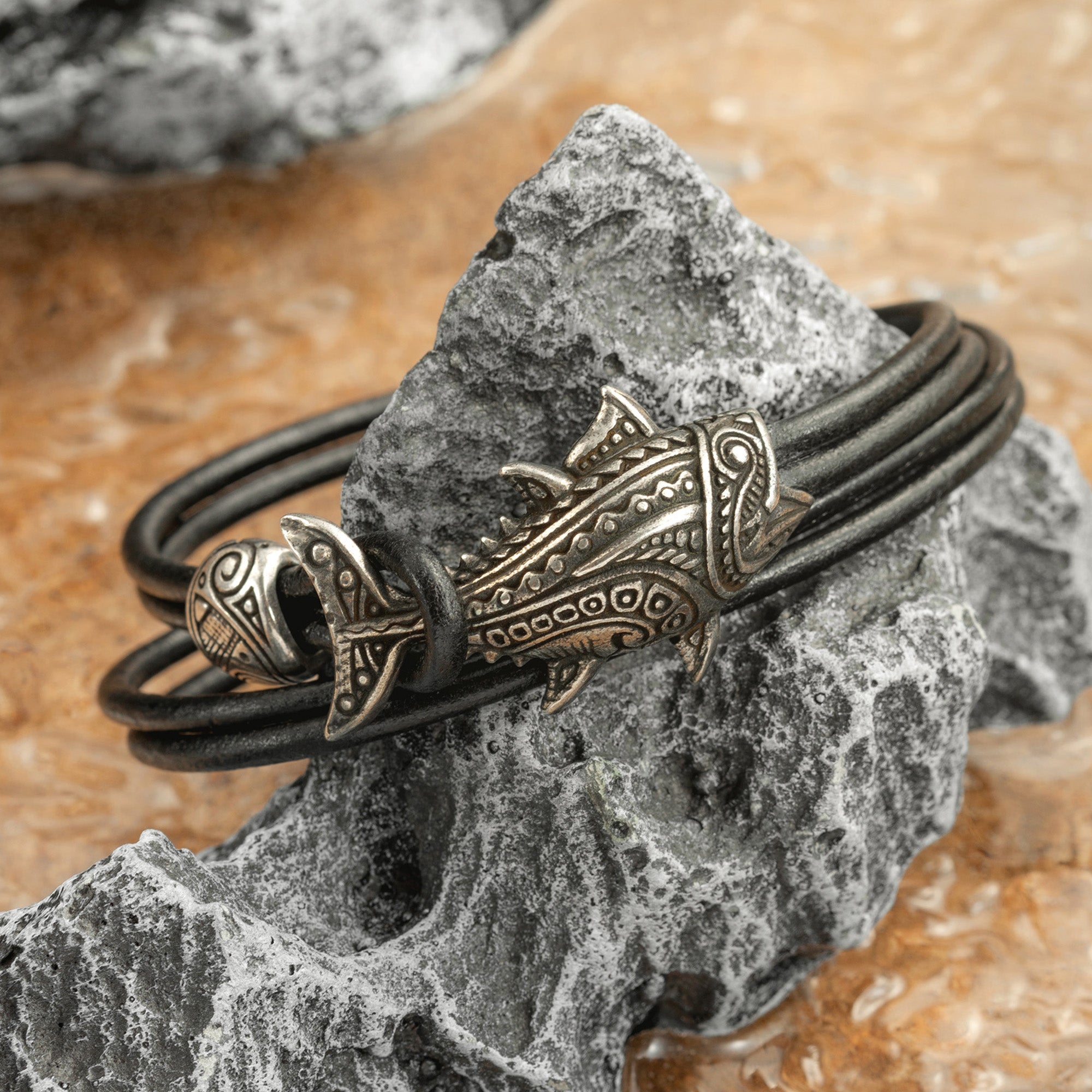 en:#color_black cord / Silver-plated bronze metal|de:#farbe_schwarzes Kabel / Versilbertes Bronzemetall|fr:#couleur_cordon noir / Métal bronze argenté