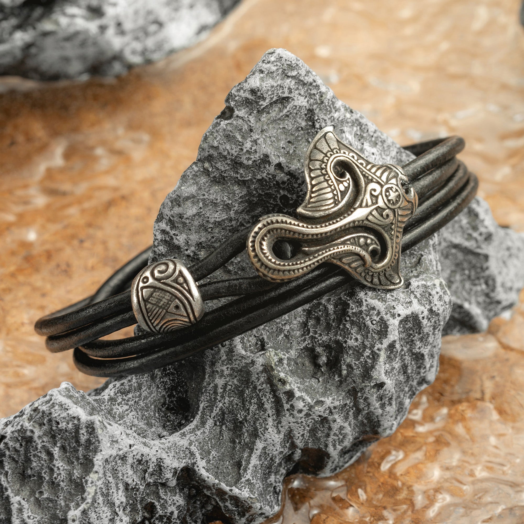 en:#color_black cord / Silver-plated bronze metal|de:#farbe_schwarzes Kabel / Versilbertes Bronzemetall|fr:#couleur_cordon noir / Métal bronze argenté