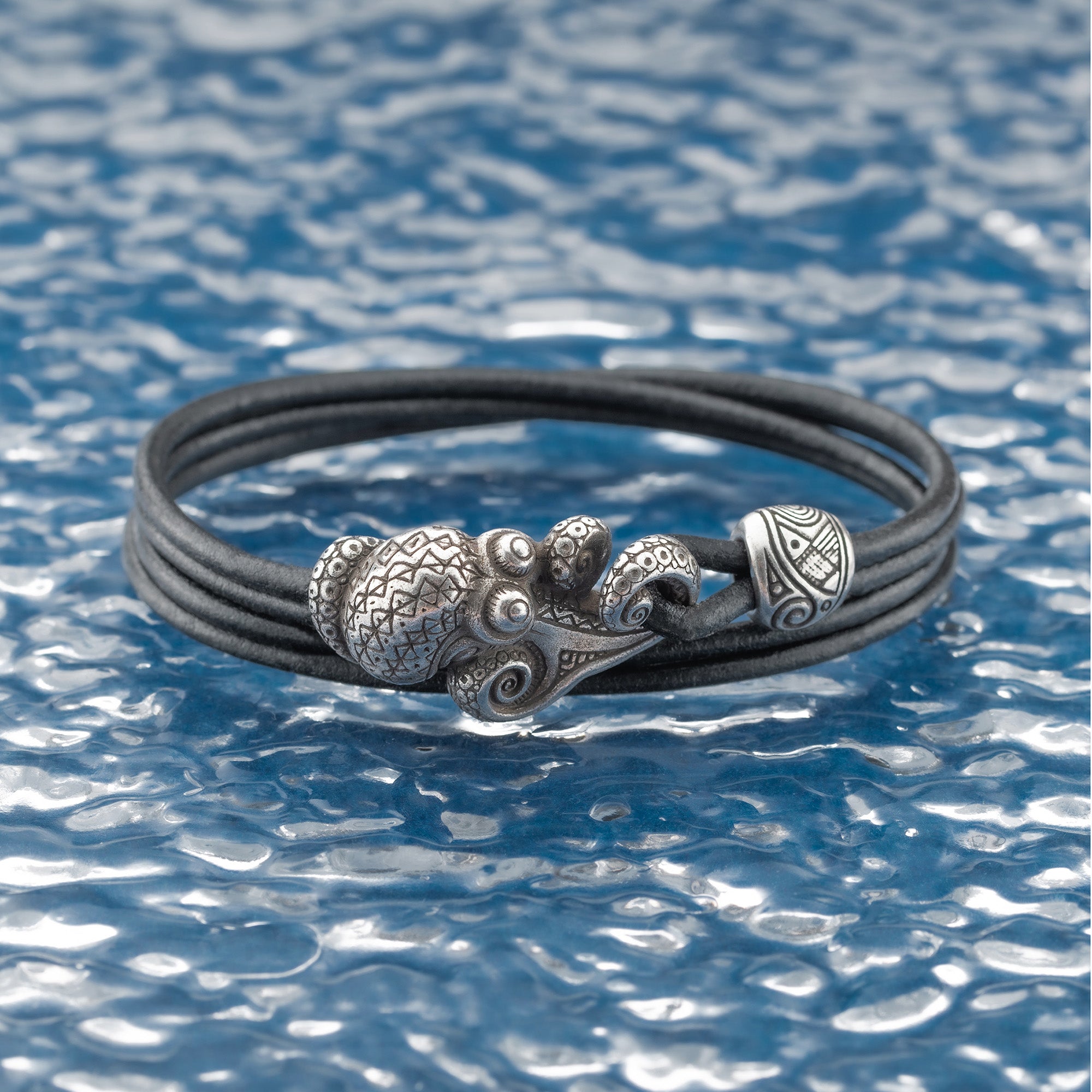 en:#color_black cord / Silver-plated bronze metal|de:#farbe_schwarzes Kabel / Versilbertes Bronzemetall|fr:#couleur_cordon noir / Métal bronze argenté