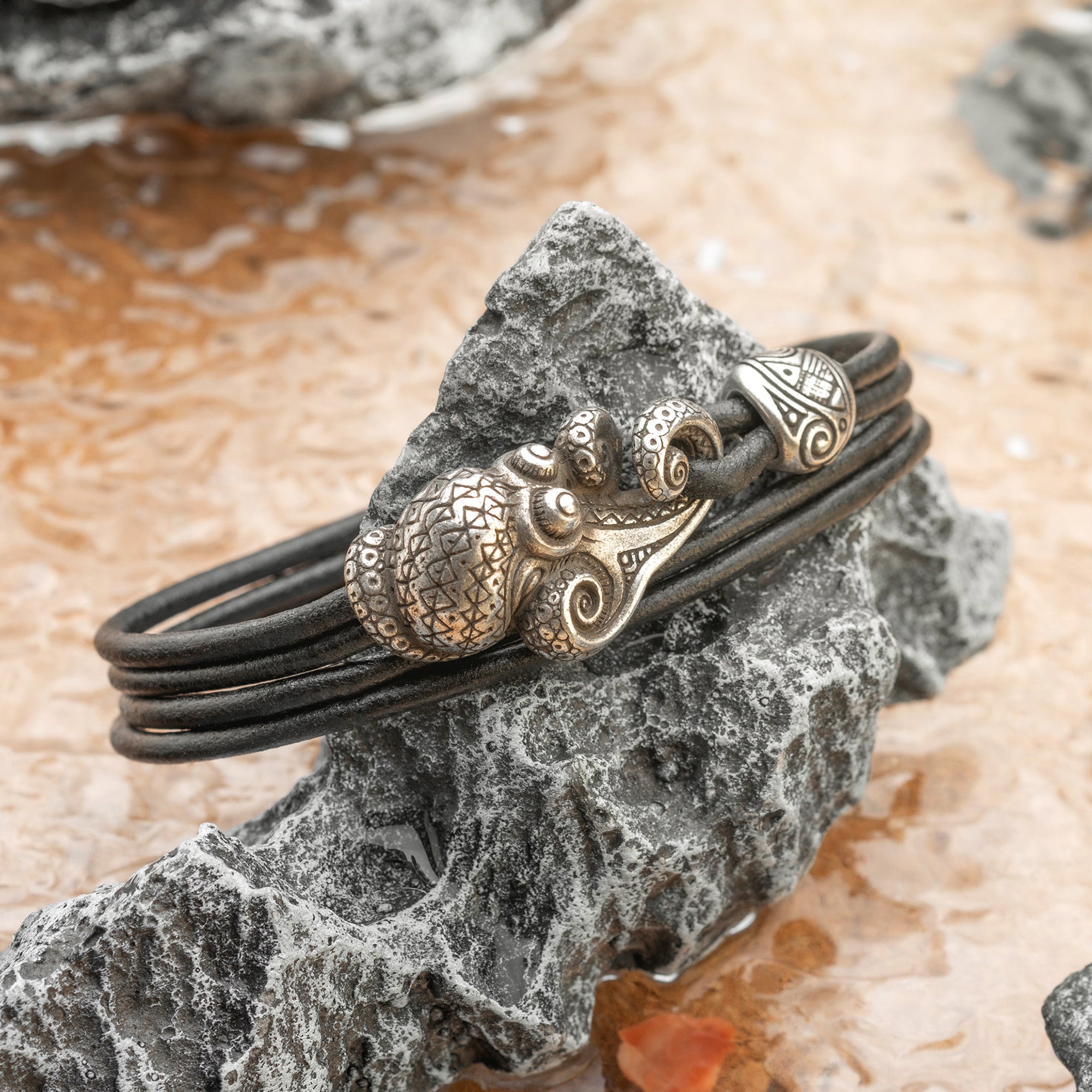 en:#color_black cord / Silver-plated bronze metal|de:#farbe_schwarzes Kabel / Versilbertes Bronzemetall|fr:#couleur_cordon noir / Métal bronze argenté