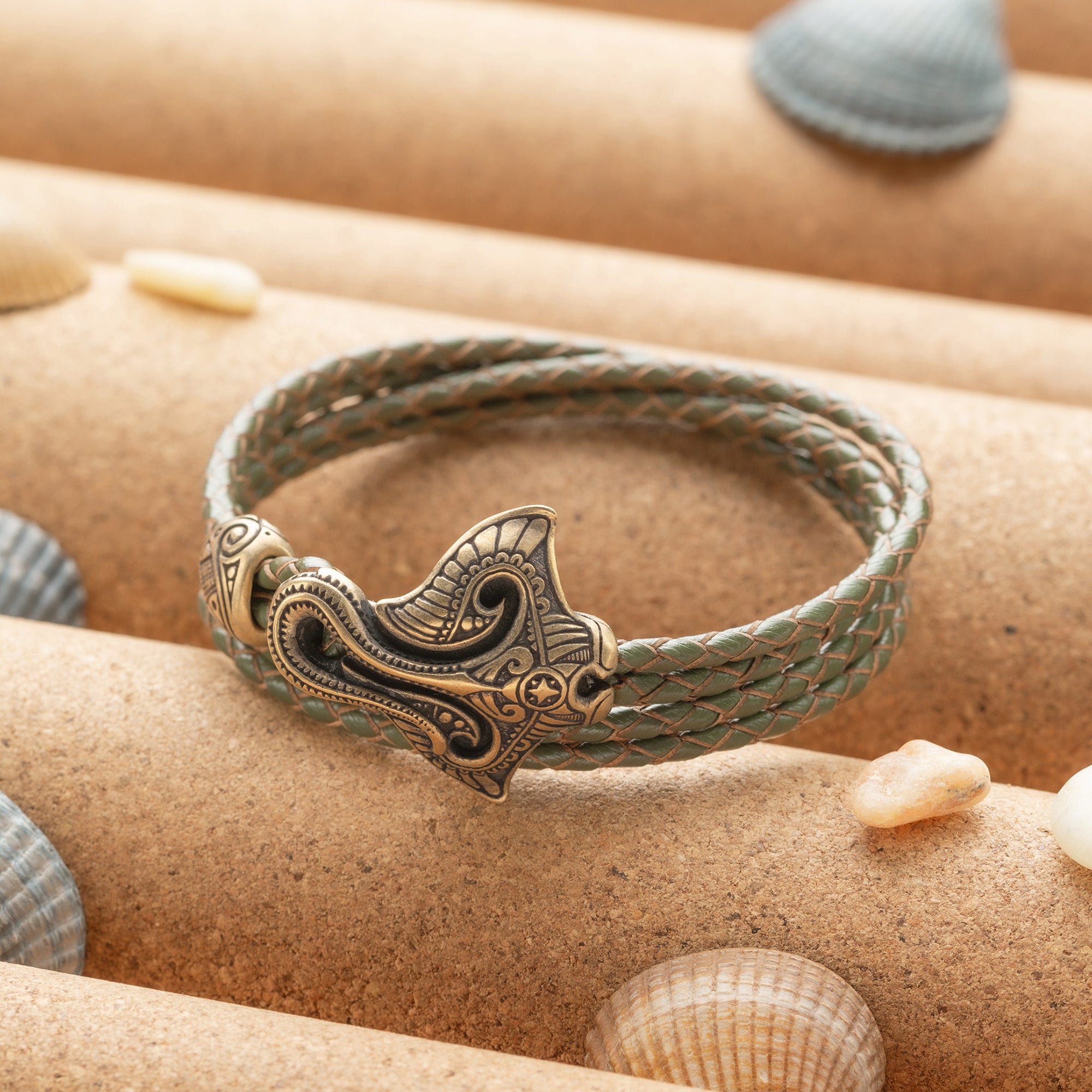 en:#color_khaki braided cord / Bronze metal|de:#farbe_khaki geflochtene Kordel / Bronzefarbenes Metall|fr:#couleur_cordon tressé kaki / Métal bronze