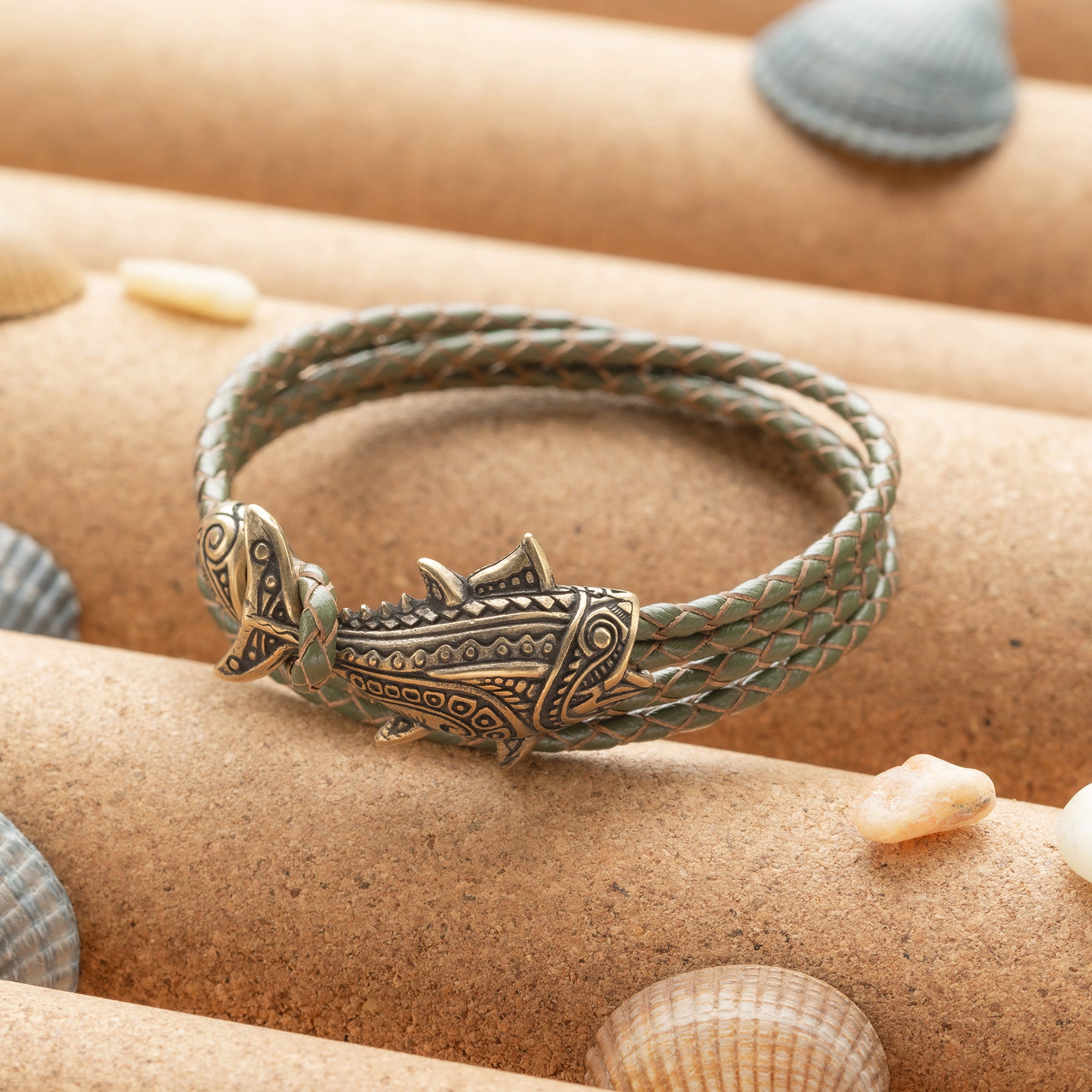 en:#color_khaki braided cord / Bronze metal|de:#farbe_khaki geflochtene Kordel / Bronzefarbenes Metall|fr:#couleur_cordon tressé kaki / Métal bronze