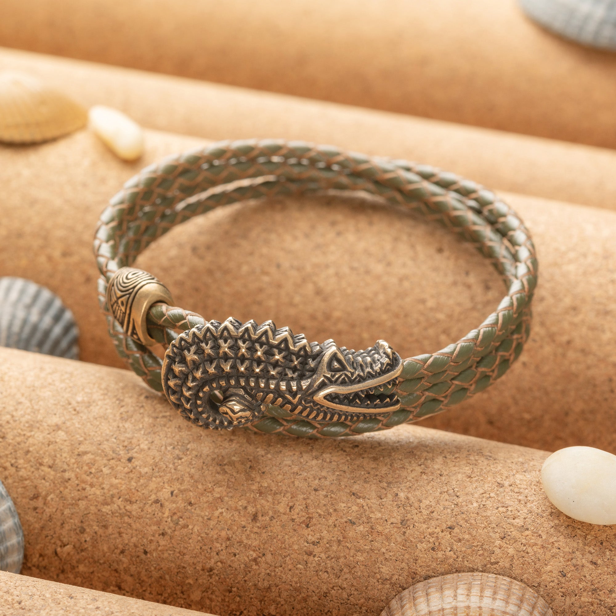 en:#color_khaki braided cord / Bronze metal|de:#farbe_khaki geflochtene Kordel / Bronzefarbenes Metall|fr:#couleur_cordon tressé kaki / Métal bronze