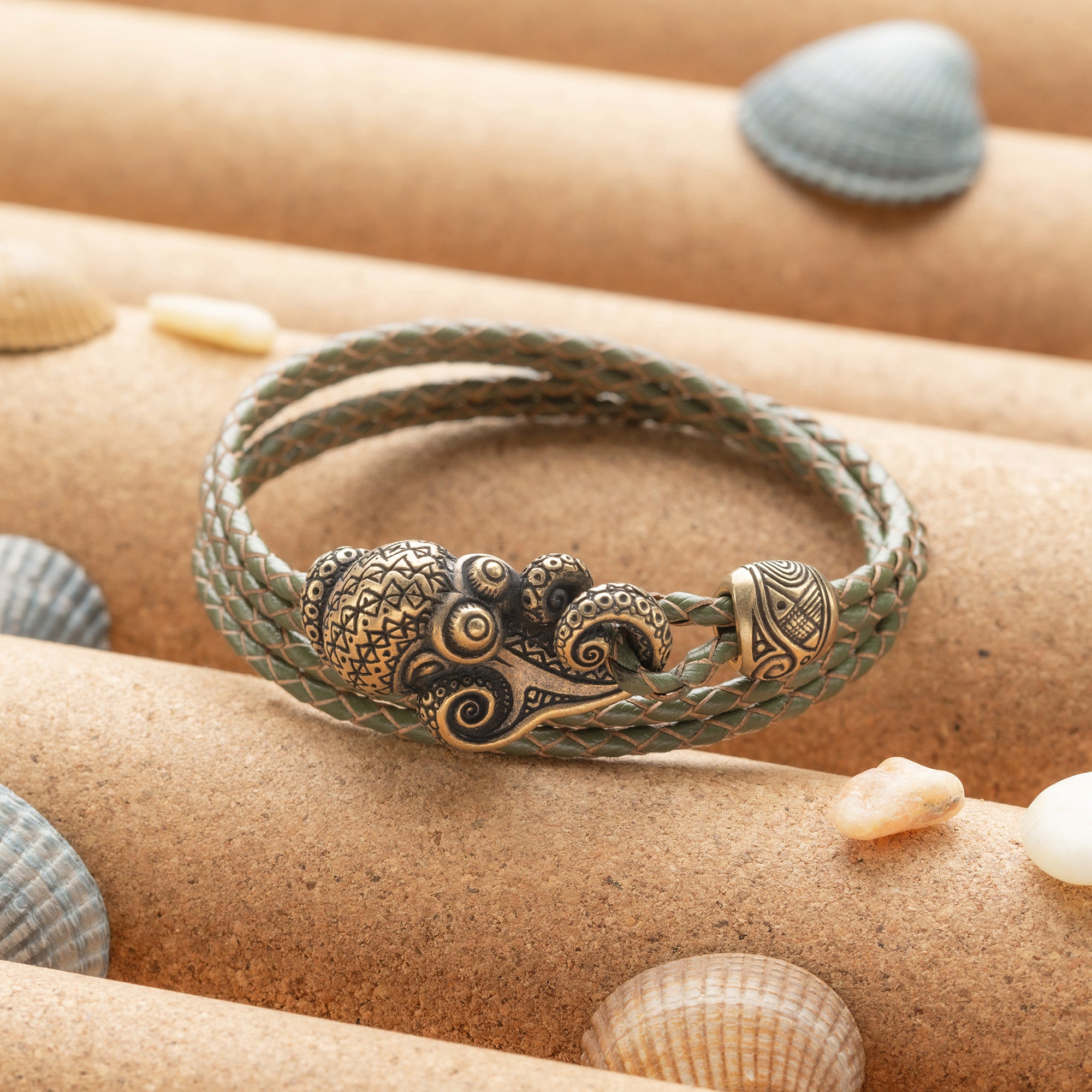 en:#color_khaki braided cord / Bronze metal|de:#farbe_khaki geflochtene Kordel / Bronzefarbenes Metall|fr:#couleur_cordon tressé kaki / Métal bronze