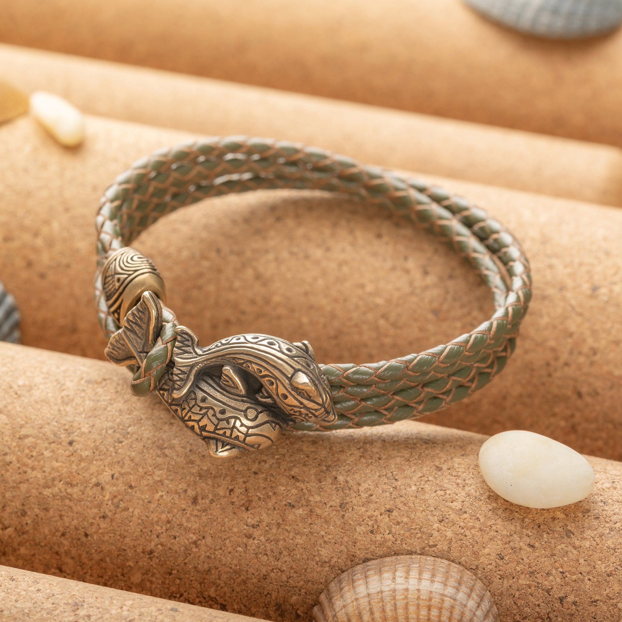 en:#color_khaki braided cord / Bronze metal|de:#farbe_khaki geflochtene Kordel / Bronzefarbenes Metall|fr:#couleur_cordon tressé kaki / Métal bronze